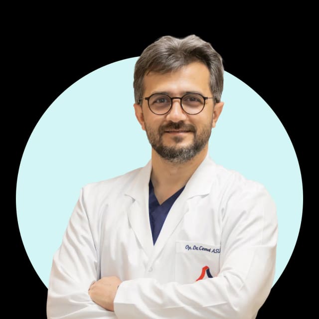 Op. Dr. Cemal Aslan, beyaz önlüklü portre